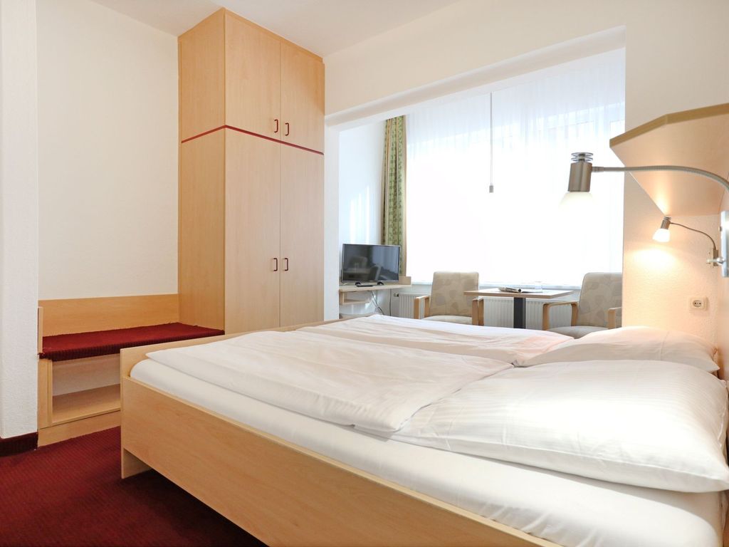 Strandflieder Zimmer 101 - Blick in das Zimmer mit einem Doppelbett