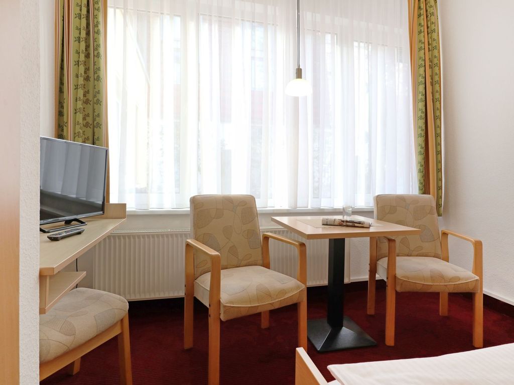 Strandflieder Zimmer 101 - Blick auf die Sitzbereich im Zimmer
