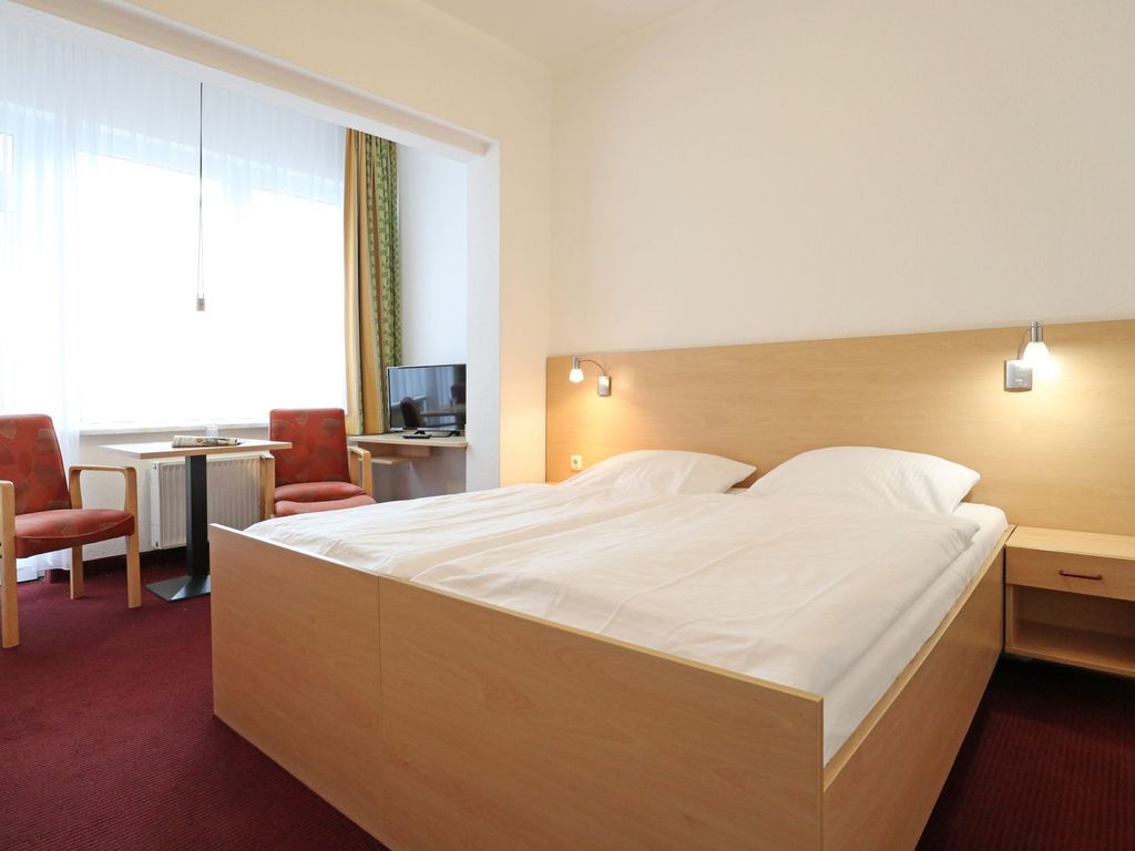 Strandflieder Zimmer 102 - Blick in das Zimmer mit einem Doppelbett