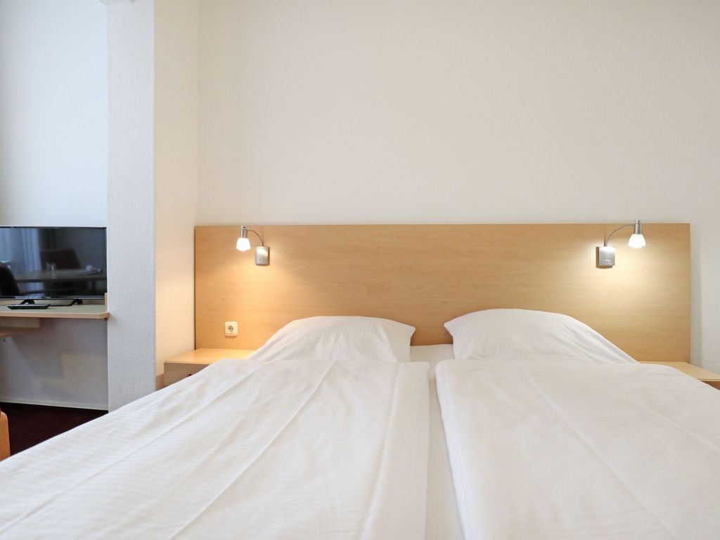 Strandflieder Zimmer 102 - Blick in das Zimmer mit einem Doppelbett