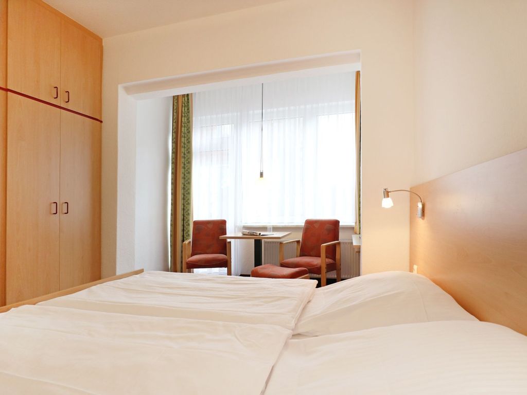 Strandflieder Zimmer 102 - Blick in das Zimmer mit einem Doppelbett