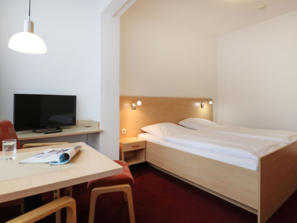Strandflieder Zimmer 102 - Blick in das Zimmer mit einem Doppelbett