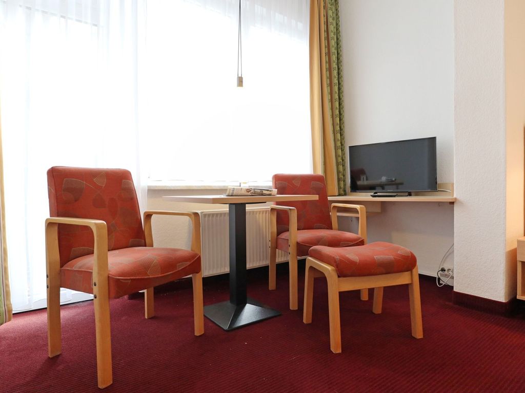Strandflieder Zimmer 102 - Blick auf den Sitzbereich im Zimmer