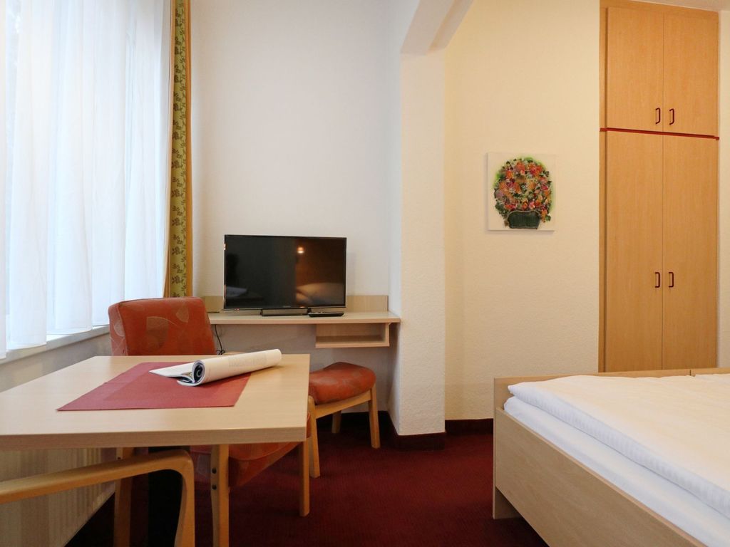 Strandflieder Zimmer 104 - Blick auf den offenen Wohn-/ Schlafbereich