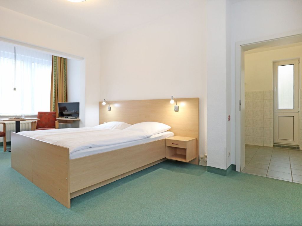 Strandflieder Zimmer 105 - Blick auf den offenen Schlaf-/ Wohnbereich