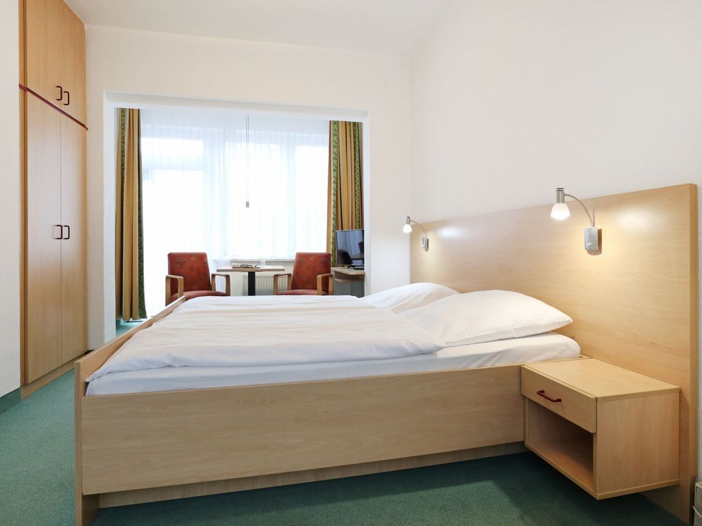 Strandflieder Zimmer 105 - Blick auf den offenen Schlaf-/ Wohnbereich