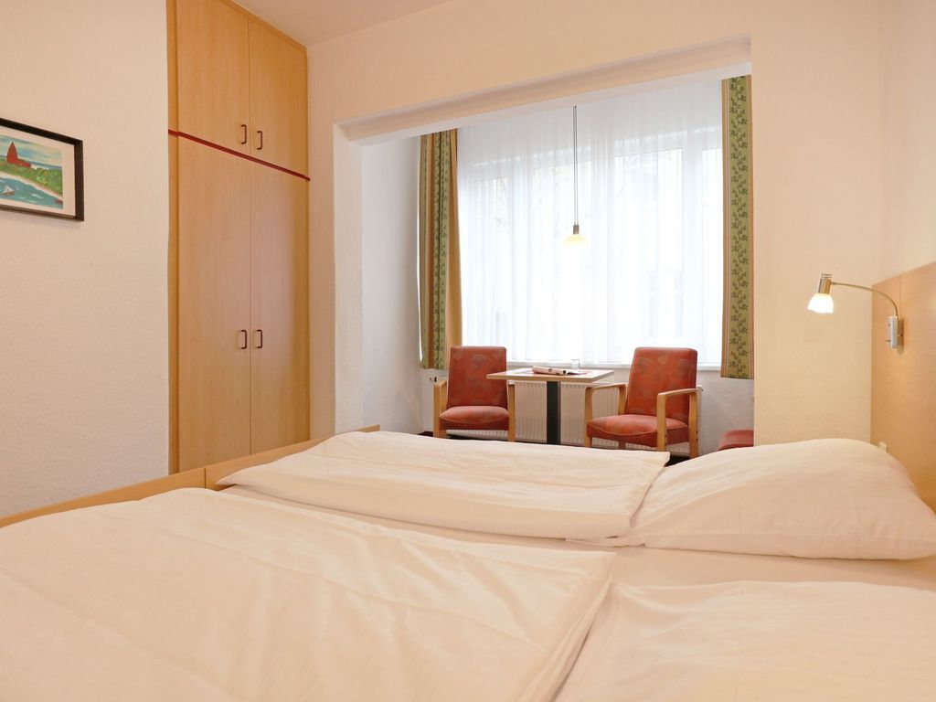 Strandflieder Zimmer 108 - Blick auf den offenen Schlaf-/ Wohnbereich
