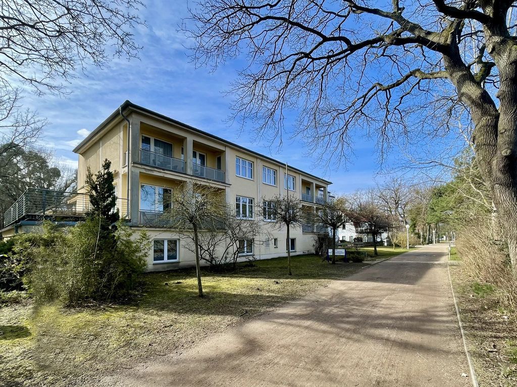 Strandflieder - Blick auf das Haus von der Strandpromenade