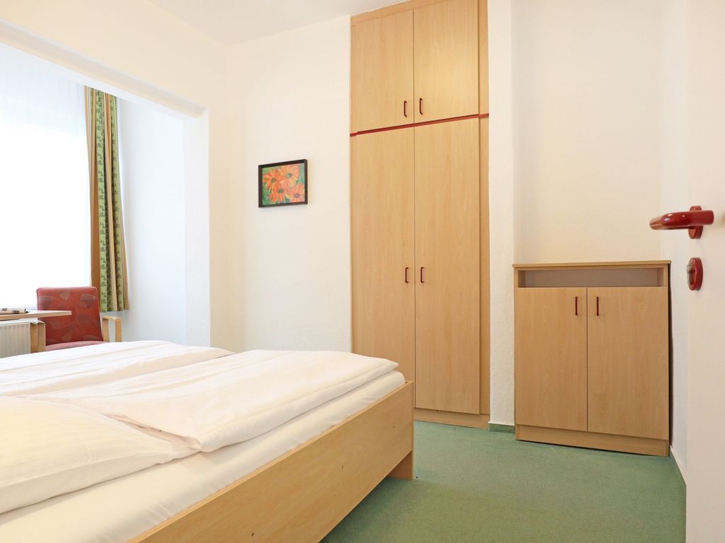 Strandflieder Zimmer 110 - Blick auf den offenen Schlaf-/ Wohnbereich