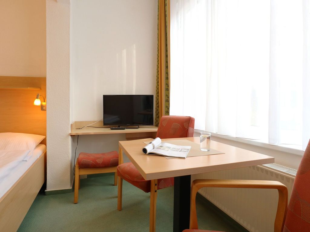 Strandflieder Zimmer 110 - Blick auf den offenen Schlaf-/ Wohnbereich
