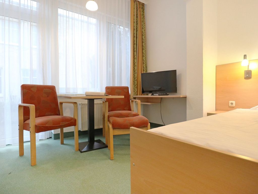 Strandflieder Zimmer 111 - Blick auf den Sitzbereich im Zimmer