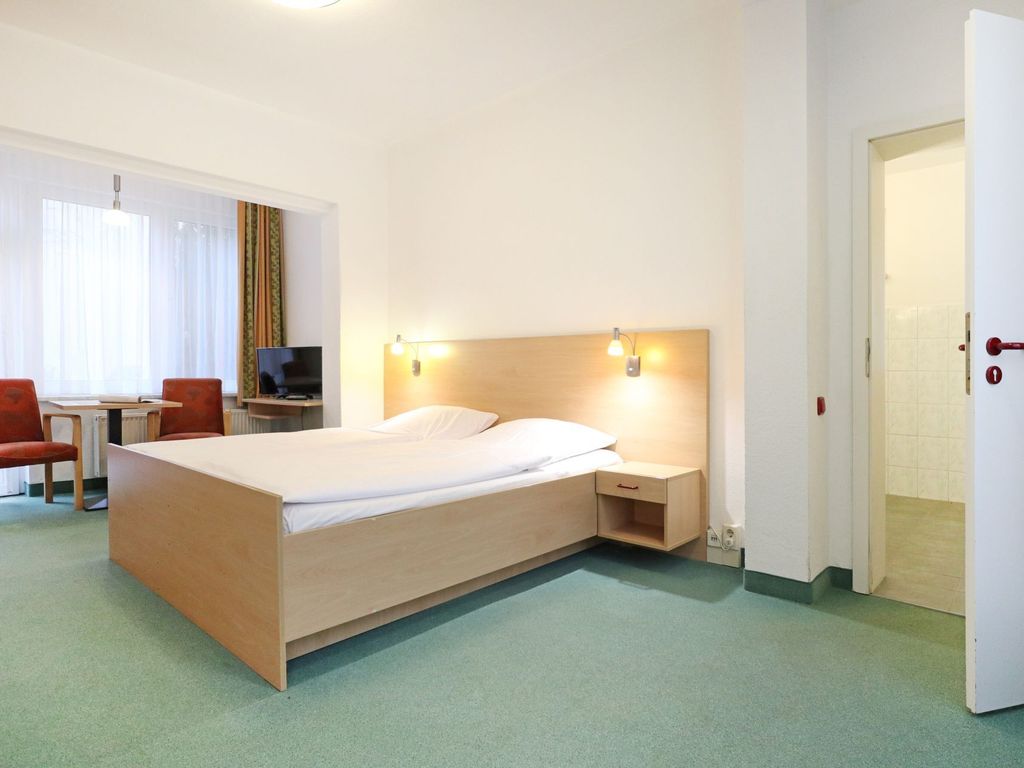 Strandflieder Zimmer 111 - Blick auf den offenen Wohn-/ Schlafbereich im Zimmer
