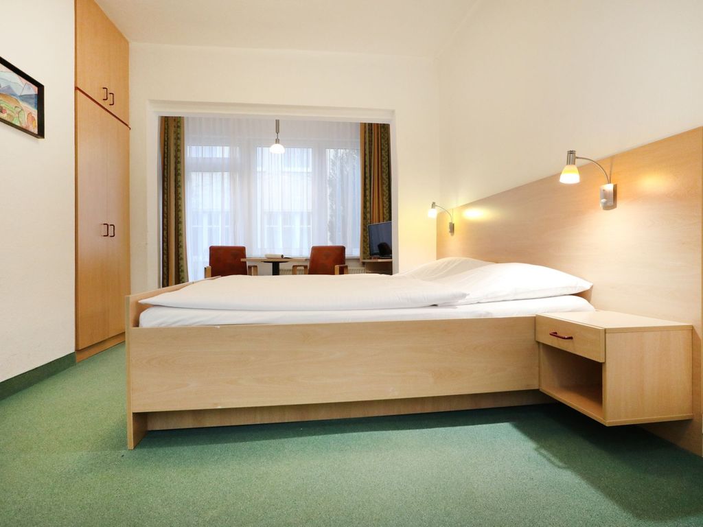 Strandflieder Zimmer 111 - Blick auf den offenen Wohn-/ Schlafbereich im Zimmer