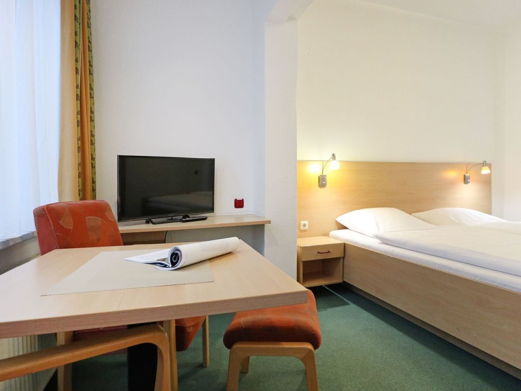 Strandflieder Zimmer 111 - Blick auf den offenen Wohn-/ Schlafbereich im Zimmer
