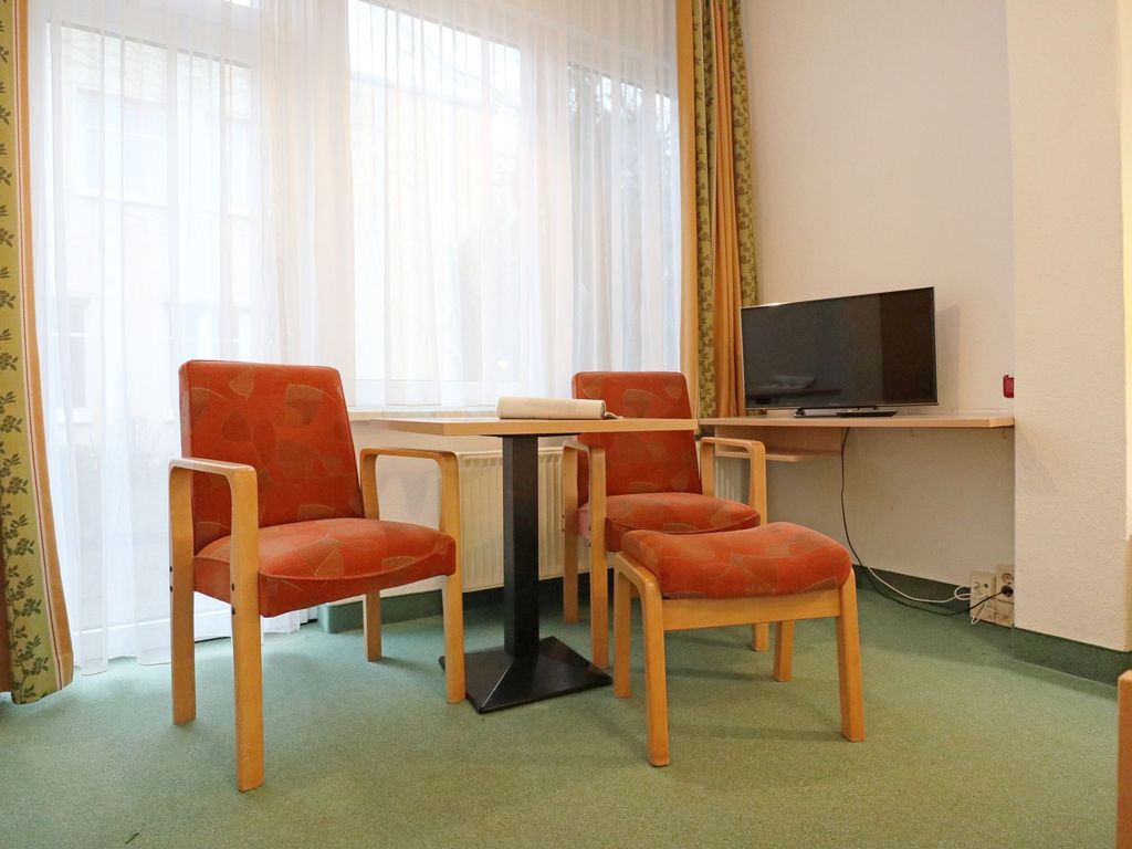 Strandflieder Zimmer 111 - Blick auf den Sitzbereich im Zimmer