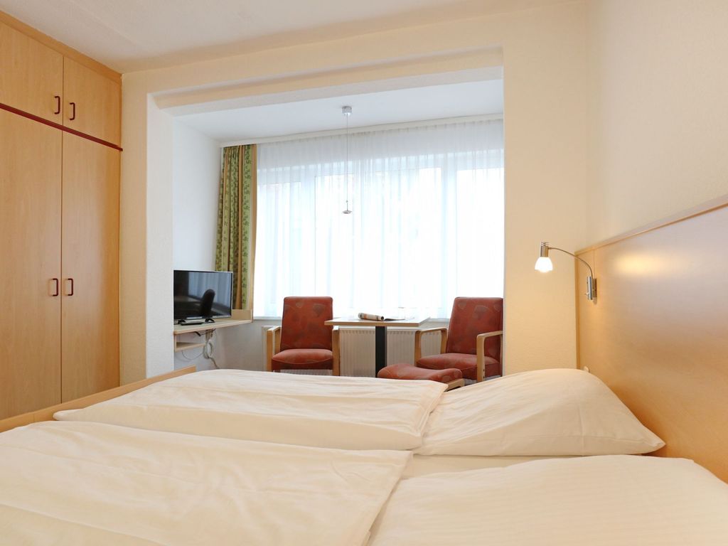 Strandflieder Zimmer 202 - Blick auf den offenen Schlaf-/ Wohnbereich