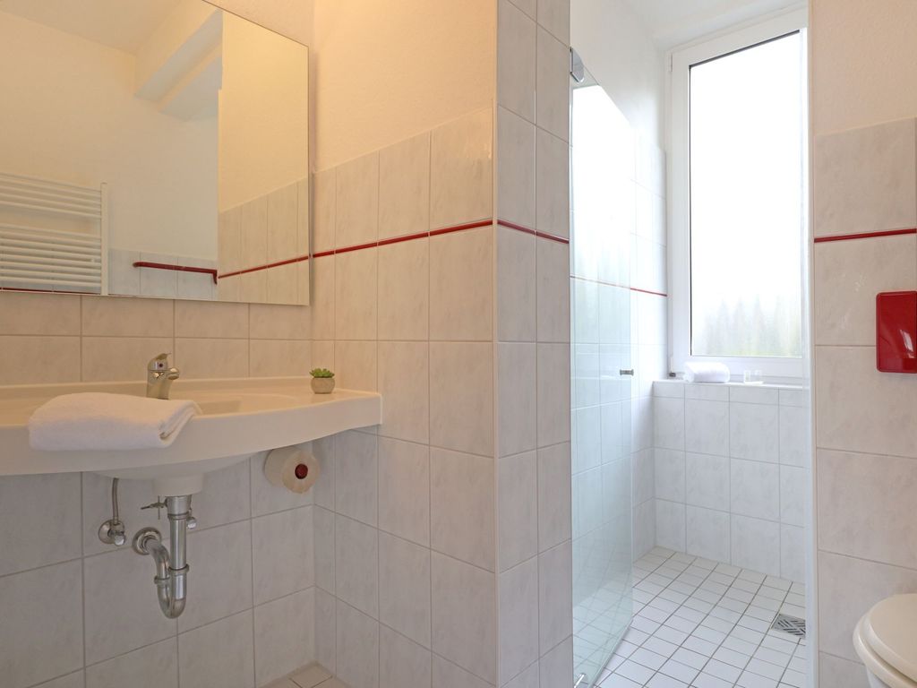 Strandflieder Zimmer 203 - Blick in das Tageslichbad mit Dusche