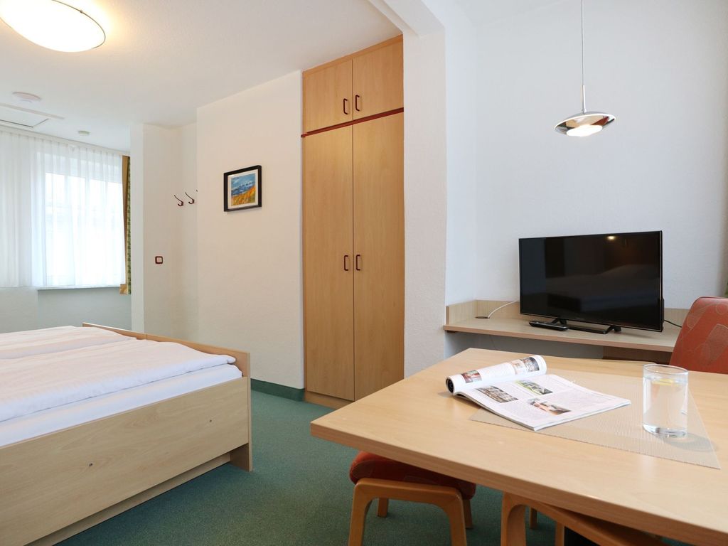 Strandflieder Zimmer 205 - Blick auf den offenen Schlaf-/ Wohnbereich