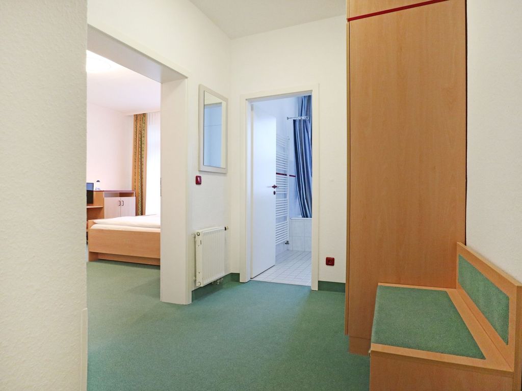 Strandflieder Zimmer 206 - Blick vom Eingang in das Zimmer
