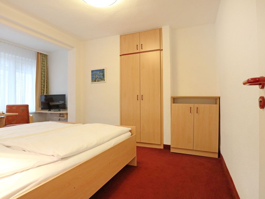 Strandflieder Zimmer 210 - Blick auf den offenen Wohn-/ Schlafbereich