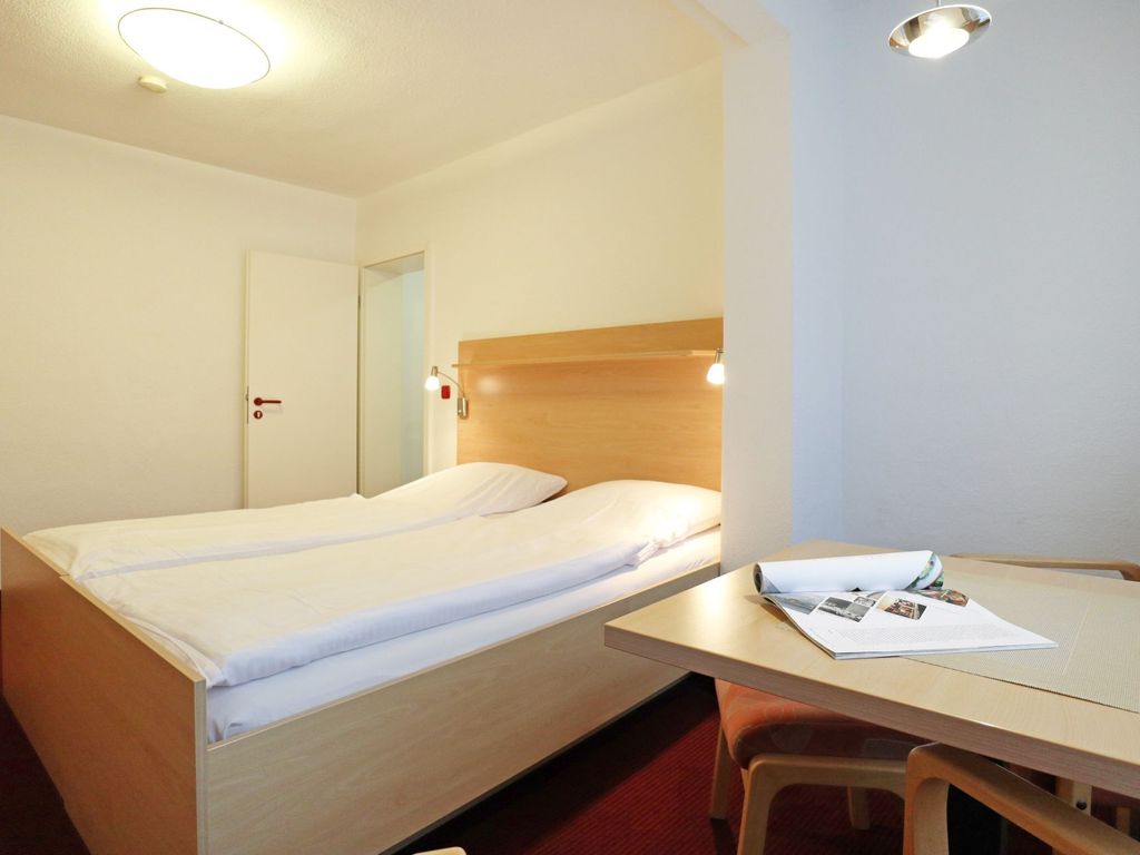 Strandflieder Zimmer 210 - Blick auf den offenen Wohn-/ Schlafbereich