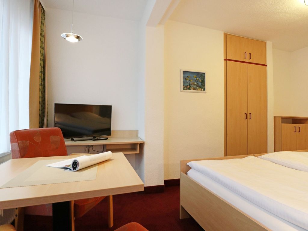 Strandflieder Zimmer 210 - Blick auf den offenen Wohn-/ Schlafbereich