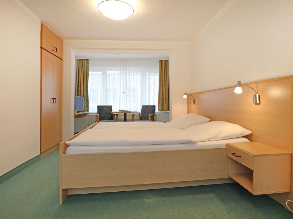 Strandflieder Zimmer 211 - Blick auf den offenen Schlaf-/ Wohnbereich