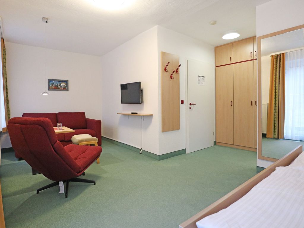 Strandflieder Zimmer 301 - Blick auf den offenen Schlaf-/ Wohnbereich