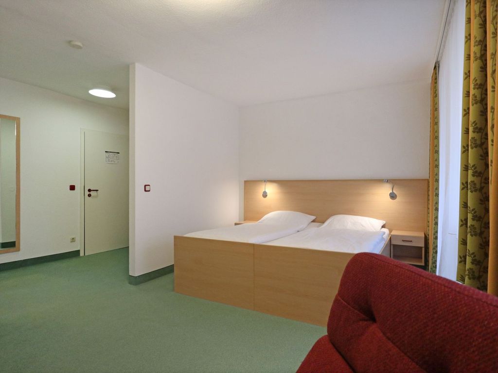 Strandflieder Zimmer 302 - Blick auf den offenen Wohn-/ Schlafbereich