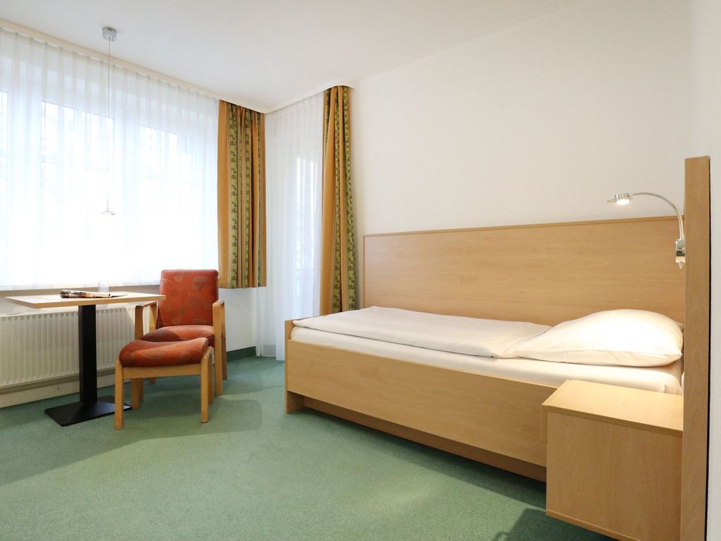 Strandflieder Zimmer 303 - Blick auf den offenen Schlaf-/ Wohnbereich
