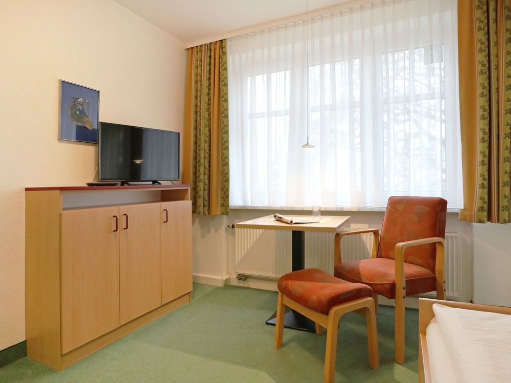 Strandflieder Zimmer 303 - Blick auf den offenen Schlaf-/ Wohnbereich