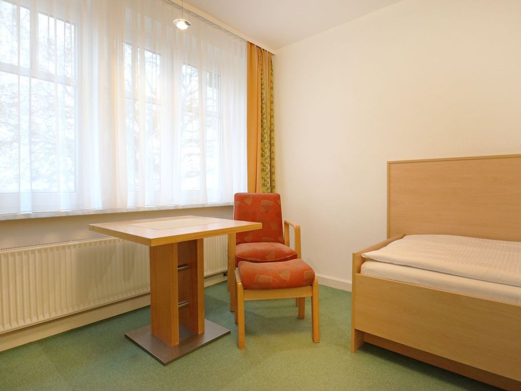 Strandflieder Zimmer 304 - Blick auf den offenen Wohn-/ Schlafbereich