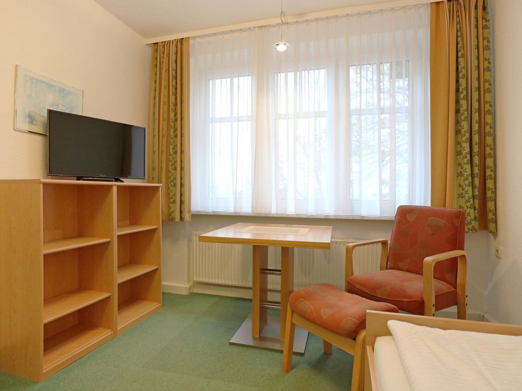 Strandflieder Zimmer 304 - Blick auf den offenen Wohn-/ Schlafbereich
