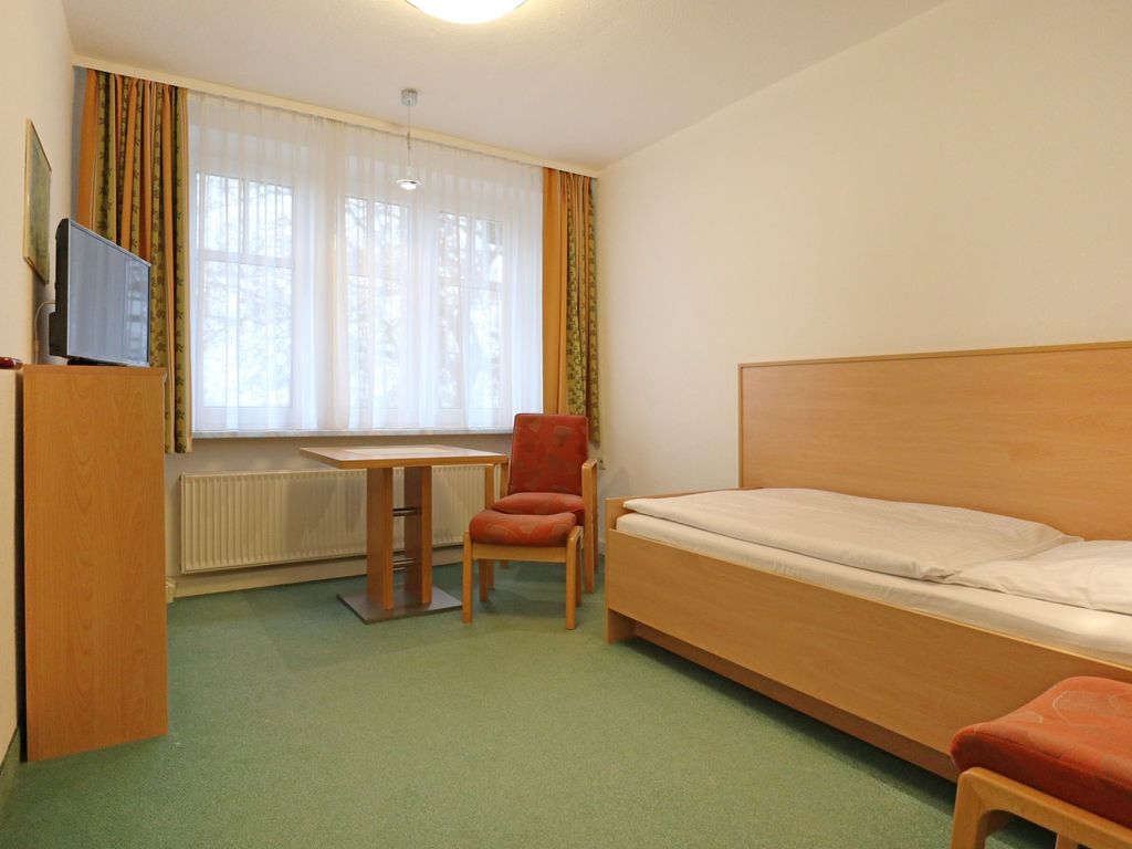 Strandflieder Zimmer 304 - Blick auf den offenen Wohn-/ Schlafbereich