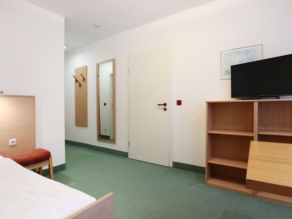 Strandflieder Zimmer 304 - Blick auf den offenen Wohn-/ Schlafbereich