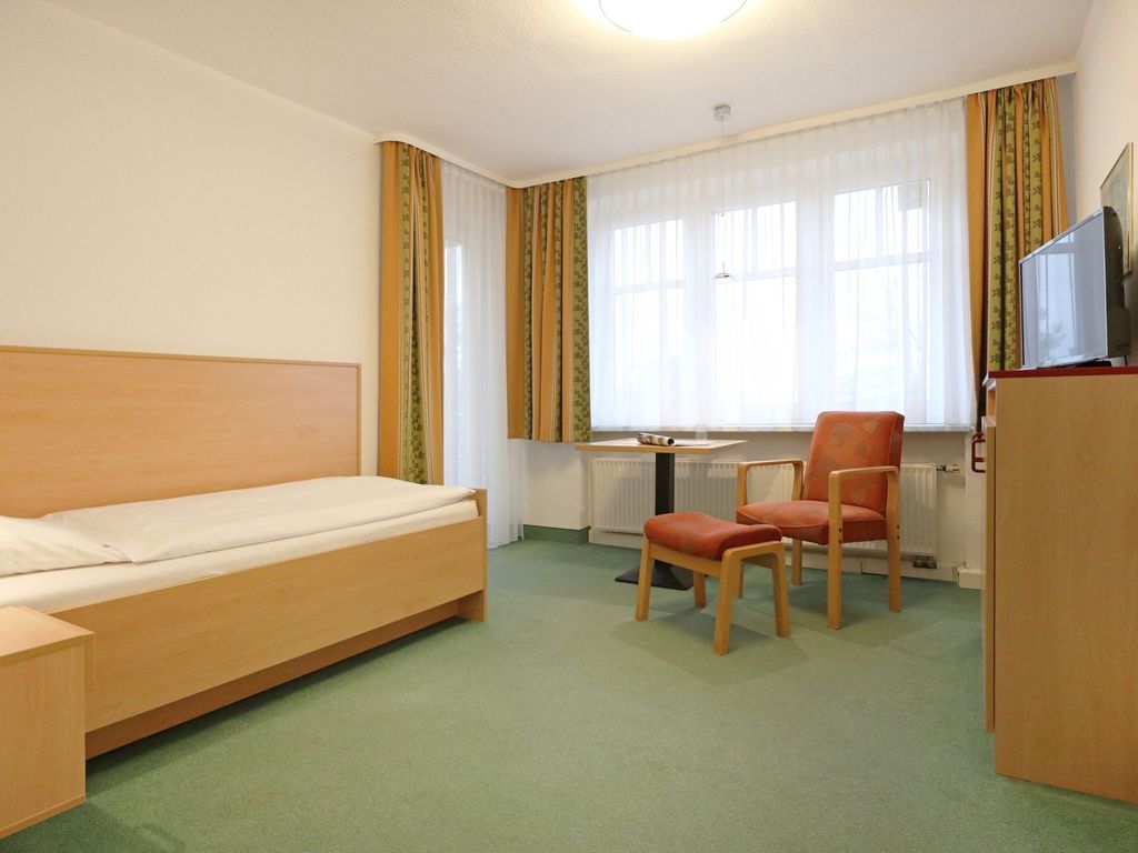 Strandflieder Zimmer 305 - Blick auf den offenen Wohn-/ Schlafbereich