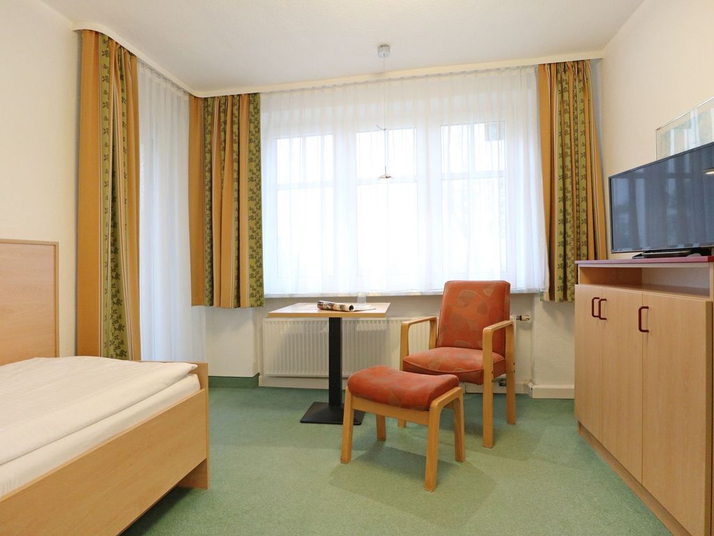 Strandflieder Zimmer 305 - Blick auf den offenen Wohn-/ Schlafbereich