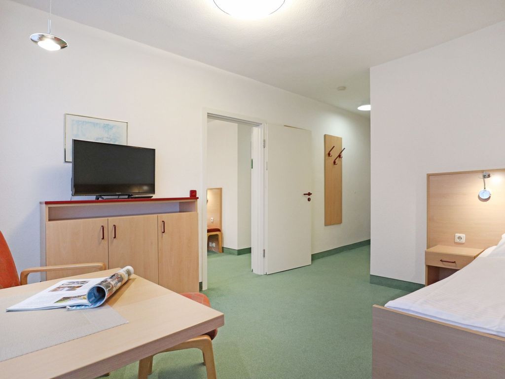 Strandflieder Zimmer 305 - Blick auf den offenen Wohn-/ Schlafbereich