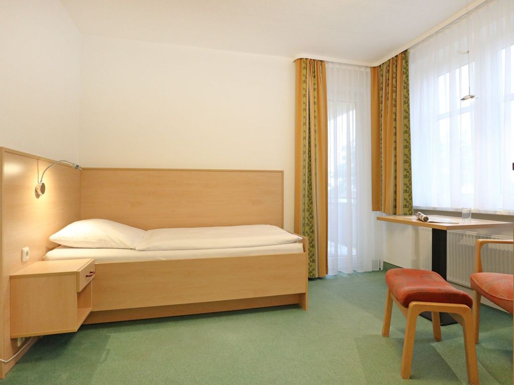 Strandflieder Zimmer 305 - Blick auf den offenen Wohn-/ Schlafbereich