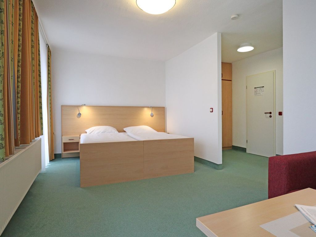 Strandflieder Zimmer 306 - Blick auf den offenen Wohn-/ Schlafbereich