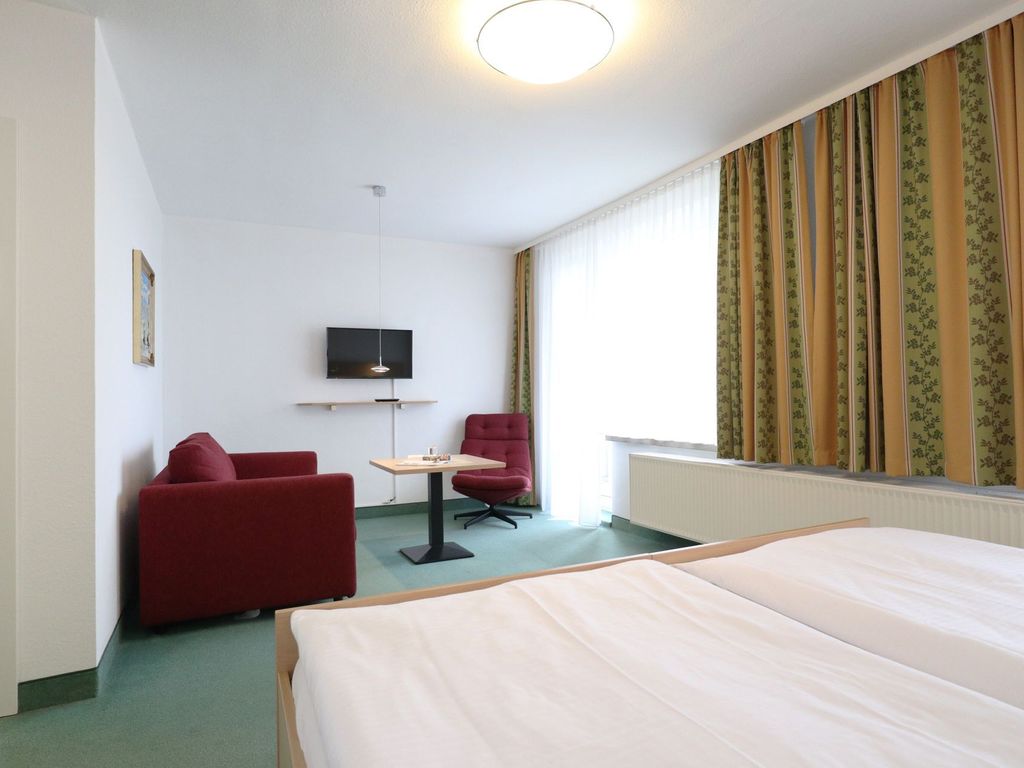 Strandflieder Zimmer 306 - Blick auf den offenen Wohn-/ Schlafbereich