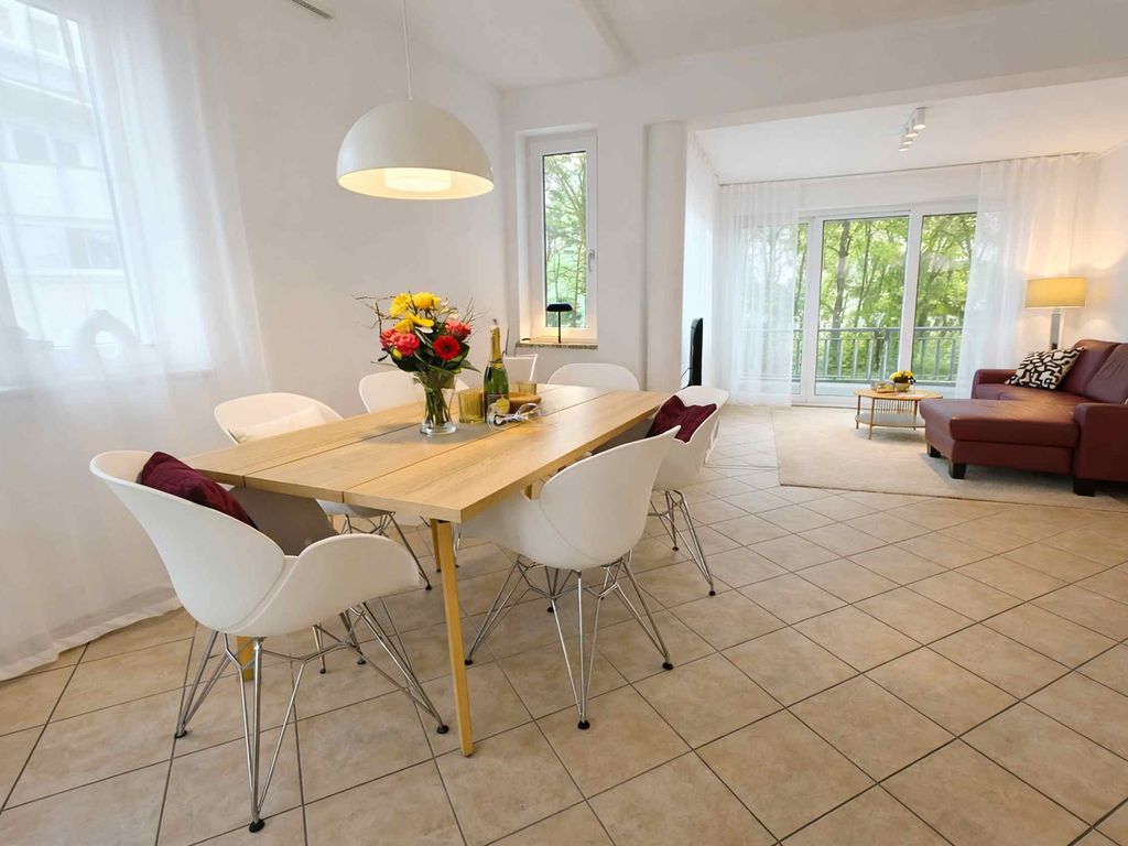 Großzügiges Wohnzimmer mit Esstisch