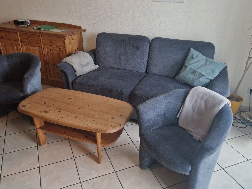 Neu gestaltetes Wohnzimmer mit aufbettbarer Schlafcouch