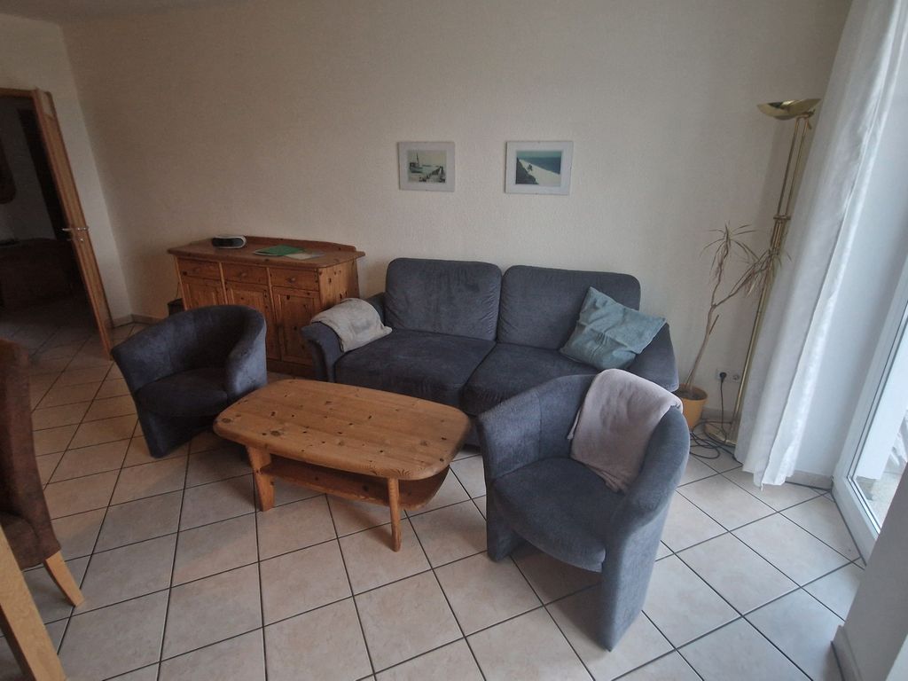 Neu gestaltetes Wohnzimmer mit aufbettbarer Schlafcouch.