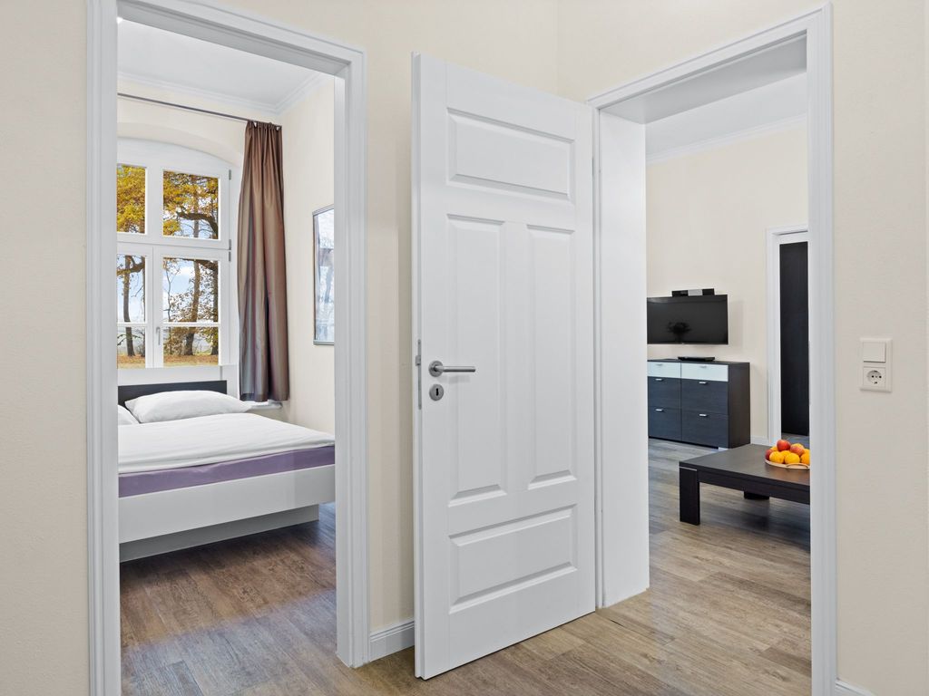 Blick vom Flur in Wohn- und Schlafzimmer