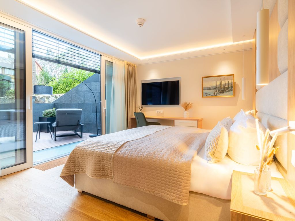 1. Schlafzimmer mit Doppelbett, privater Terrasse, Bad en Suite