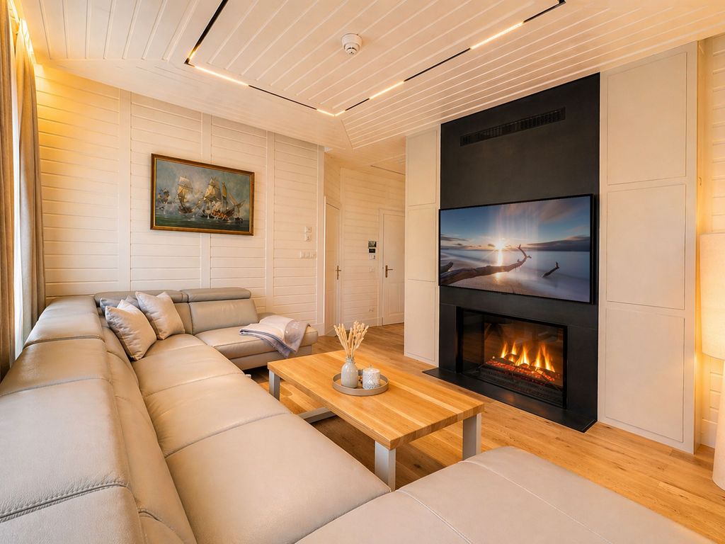 Stilvolles Wohnzimmer mit XXL Sofa, TV und Kamin