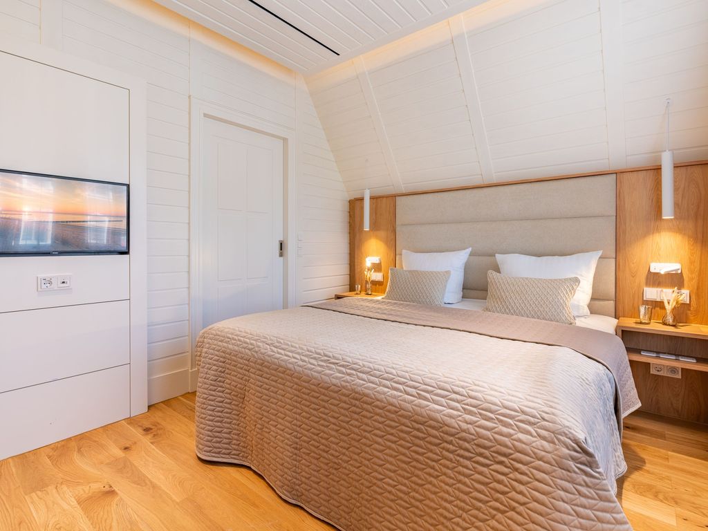 1. Schlafzimmer mit Doppelbett, TV und Bad en Suite
