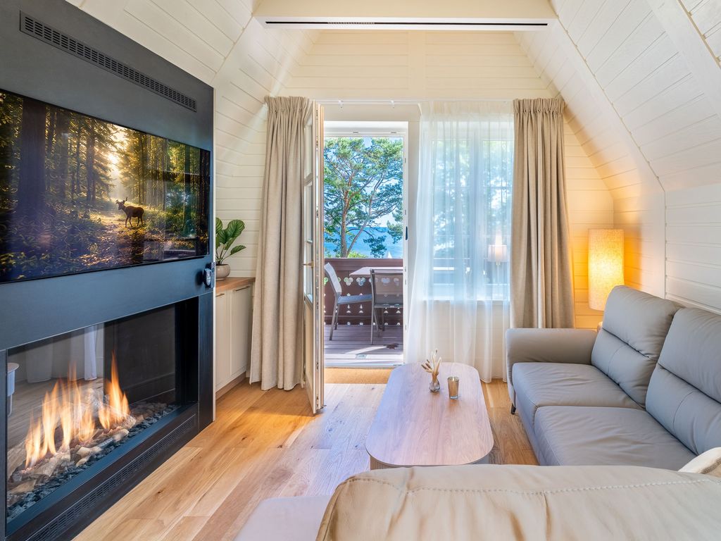 Wohnbereich mit TV, Gaskamin, Balkon und Blick auf die Ostsee