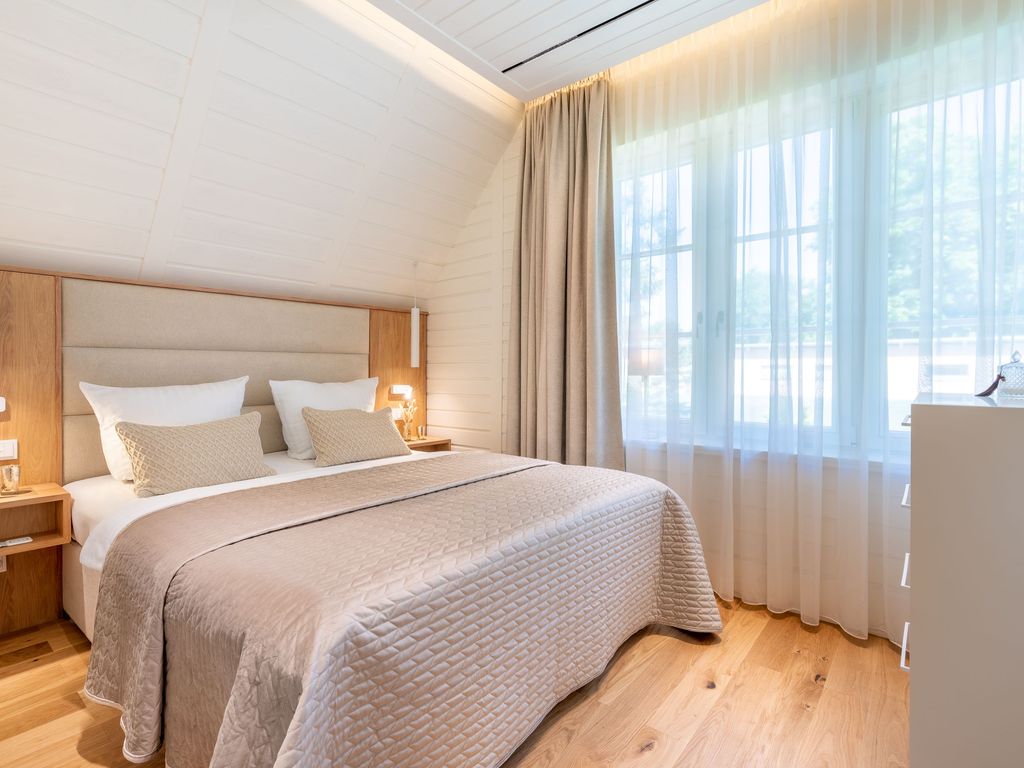 2. Schlafzimmer mit Doppelbett, TV und Bad en Suite